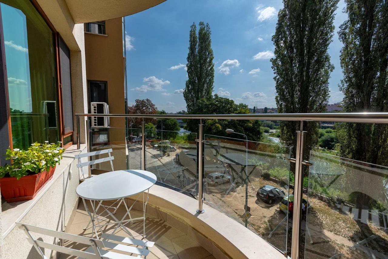 Riverside With Free Parking Apartment
